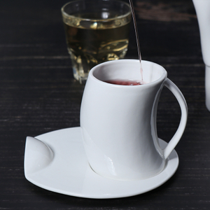 Set de cești de cafea din porțelan alb cu farfurioare din ceramică cu design în talie