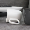 Căni din ceramică alb-negru sub căni din porțelan glazurat