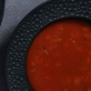 Farfurie cu mâncăruri alb-negru pentru restaurantele cu stele Michelin din Chicago