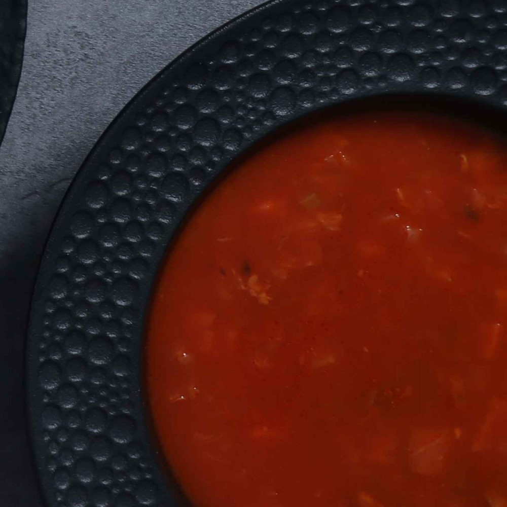 Farfurie cu mâncăruri alb-negru pentru restaurantele cu stele Michelin din Chicago