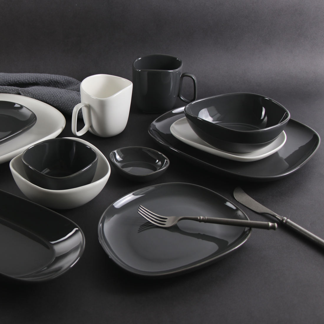 ROLLIN PORCELAN 16 buc Set de cină din gresie neregulată - Farfurie plată pătrată, farfurie laterală, castron, cană 
