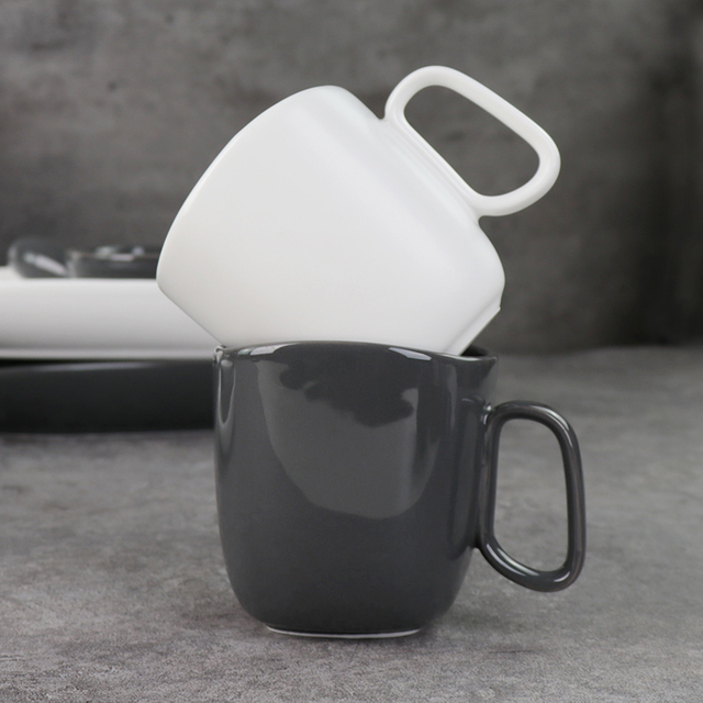 Căni din ceramică alb-negru sub căni din porțelan glazurat