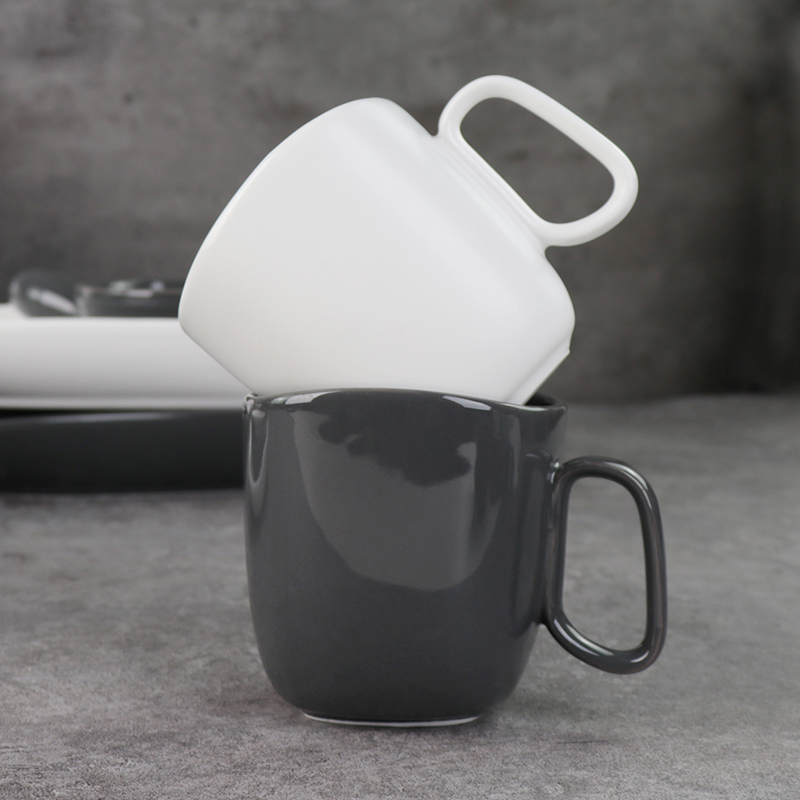 Căni din ceramică alb-negru sub căni din porțelan glazurat