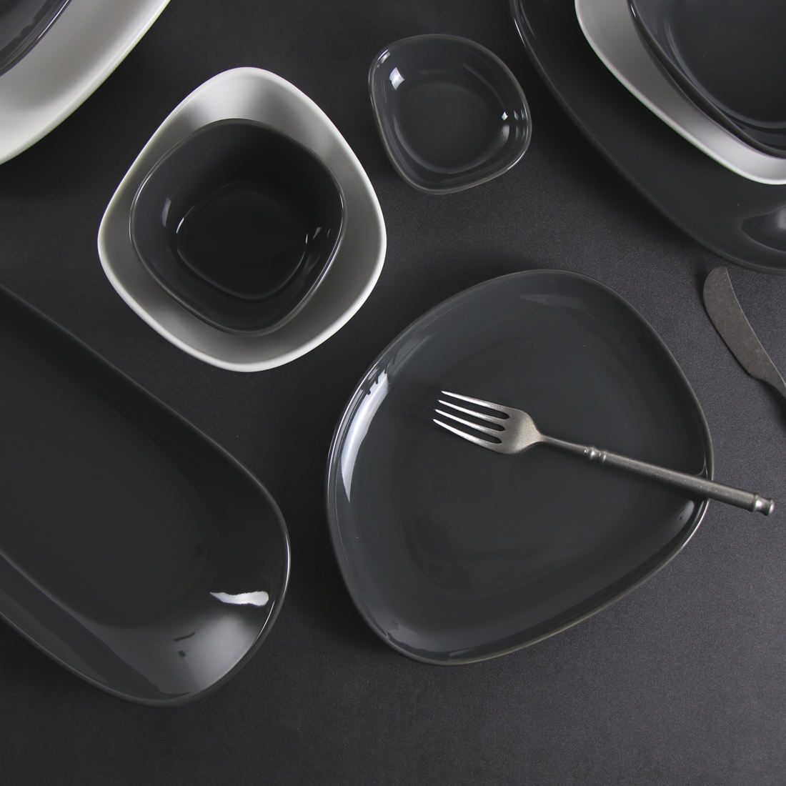 ROLLIN PORCELAN 16 buc Set de cină din gresie neregulată - Farfurie plată pătrată, farfurie laterală, castron, cană 