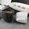 Căni din ceramică alb-negru sub căni din porțelan glazurat