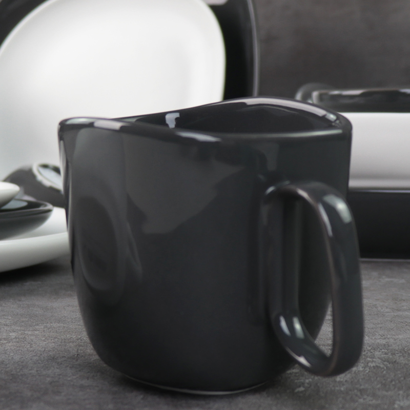 Căni din ceramică alb-negru sub căni din porțelan glazurat