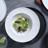 Farfurie cu mâncăruri alb-negru pentru restaurantele cu stele Michelin din Chicago