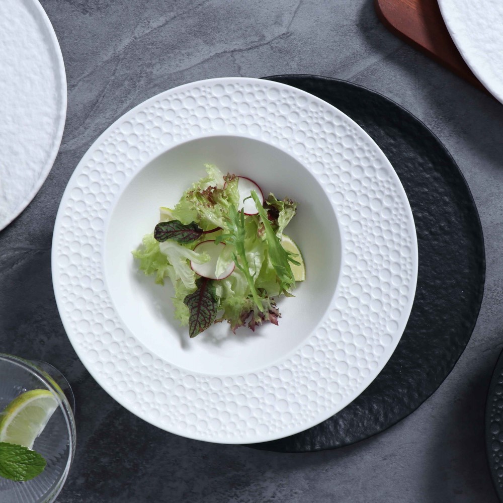 Farfurie cu mâncăruri alb-negru pentru restaurantele cu stele Michelin din Chicago