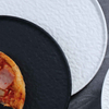 Farfurie cu mâncăruri alb-negru pentru restaurantele cu stele Michelin din Chicago