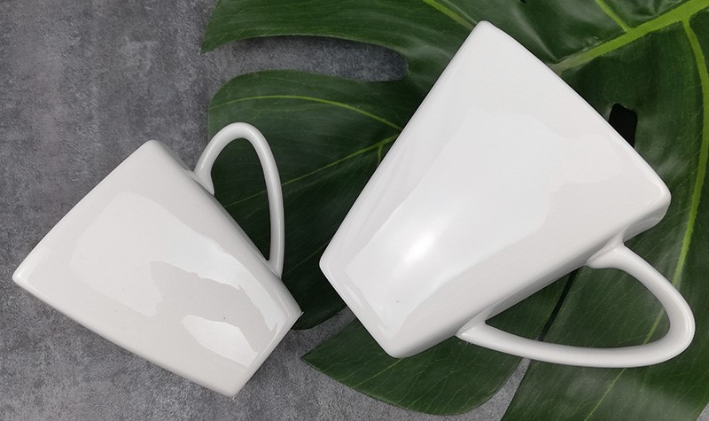 ceașcă de cafea din porțelan alb
