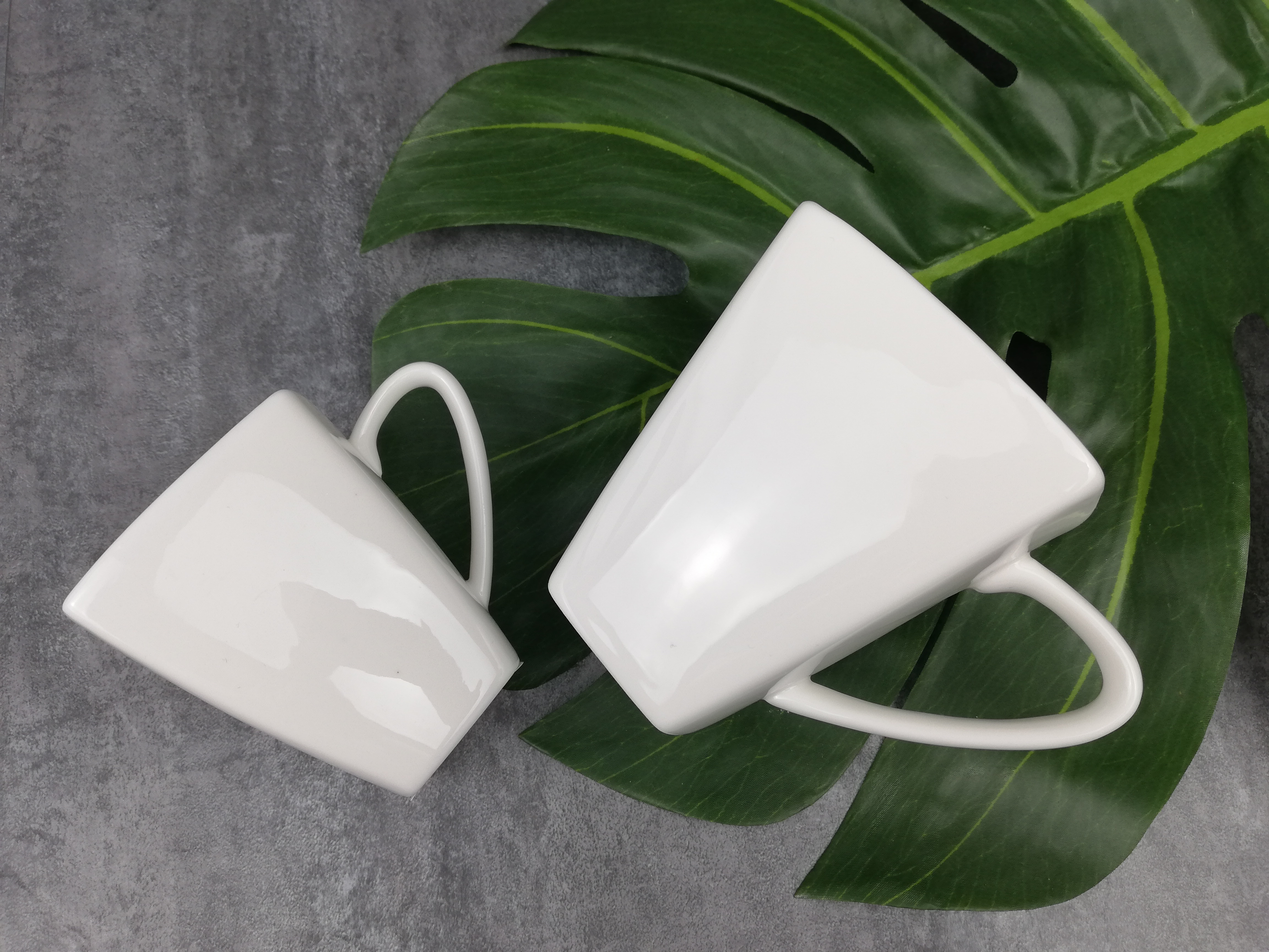 Cana de cafea pătrată cu design unic